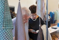 Besucher betrachten Textilien