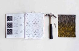 Josefine Düring, Tradition als Inspiration Experiment aufgeschlagenes Buch neben einem Hammer