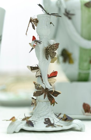 Porzellan-Objekt mit Papier-Schmetterlingen