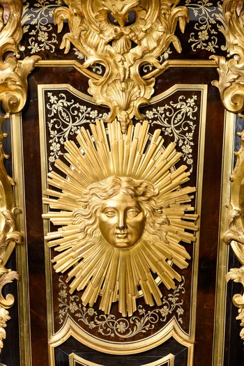 Dekoration in Form einer goldenen Sonne