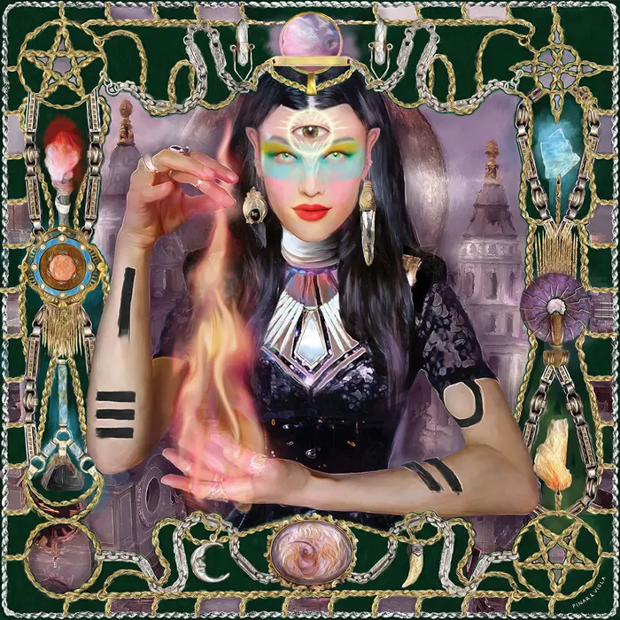 Buntes Bild einer Frau mit einem dritten Auge, die eine Flamme hält und verschiedenen Verzierungen