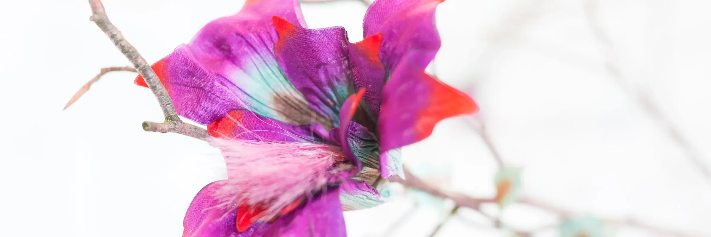 eine pinke Kunstblume