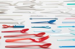 Ausstellungsansicht "Spoon Archaeology" Buntes Besteck in verschiedenen Ausführungen