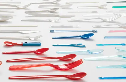 Ausstellungsansicht "Spoon Archaeology" Buntes Besteck in verschiedenen Ausführungen