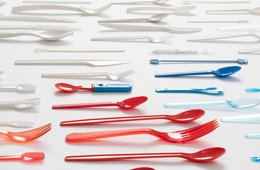 Ausstellungsansicht "Spoon Archaeology" Buntes Besteck in verschiedenen Ausführungen