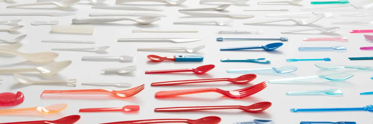 Buntes Besteck in verschiedenen Ausführungen 