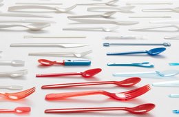 Ausstellungsansicht "Spoon Archaeology" Buntes Besteck in verschiedenen Ausführungen