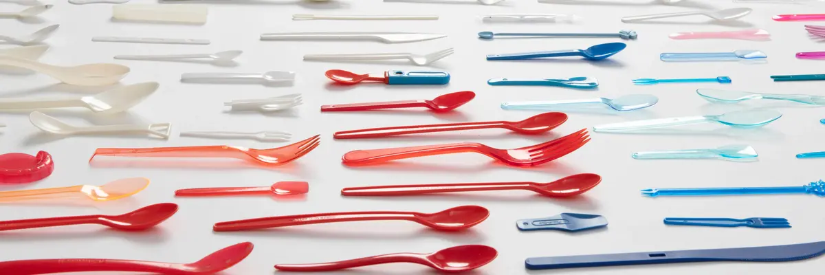 Buntes Besteck in verschiedenen Ausführungen 
