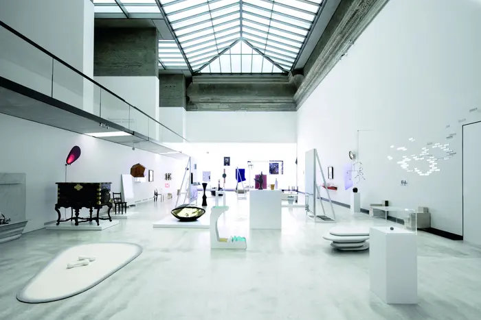Blick in einen Raum mit Ausstellungsstücken