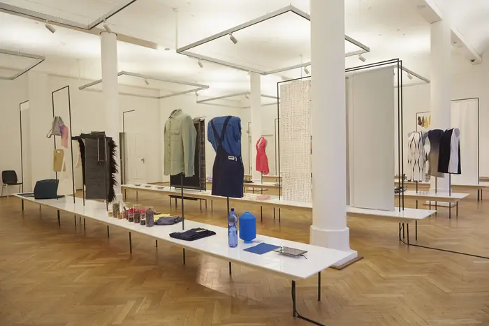 Raum mit Stoffen und Kleidung