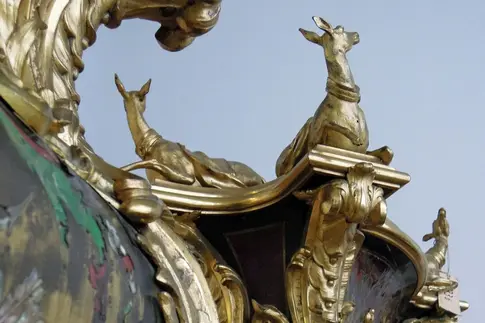 Nahaufnahme goldener Verzierungen 