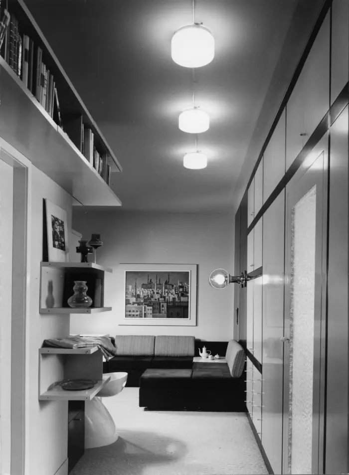 Schwarz-Weiß Foto eines Wohnzimmers aus dem Jahr 1973