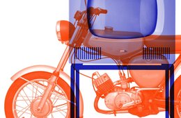 Transparentes, blaues Bild eines Röhrenfernsehers über einem roten Moped