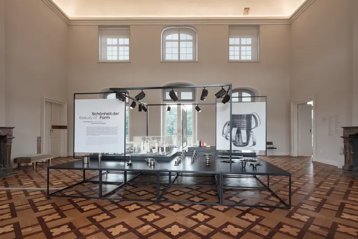 Ausstellungsansicht "Schönheit der Form" mit einem Schautisch auf dem Silberwarenwerke ausgestellt sind