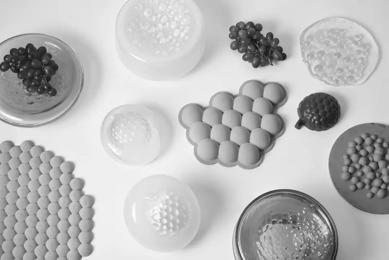 Schwarz-Weiß-Bild verschiedener Trauben und kleiner Kugeln