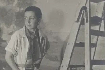 Schwarz-Weiß-Foto einer Frau mit Leiter