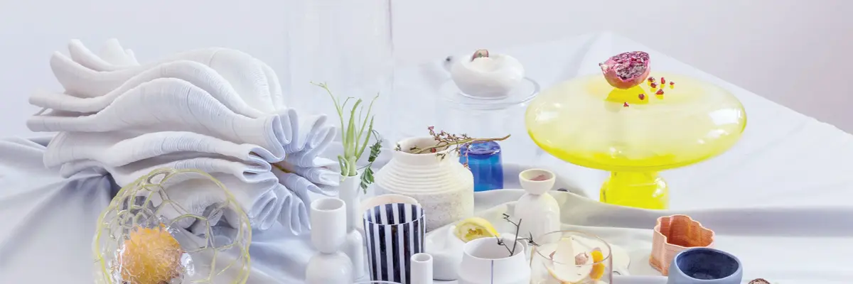 Tisch mit verschiedenem Geschirr