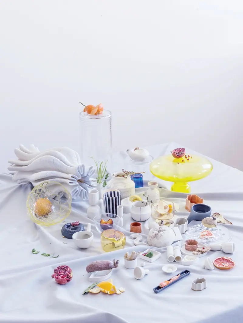 Tisch mit verschiedenem Geschirr