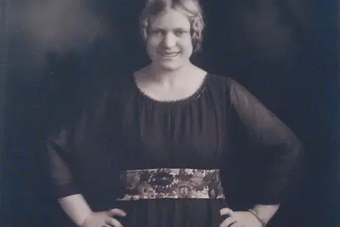 Schwarz-weiß Foto einer Frau