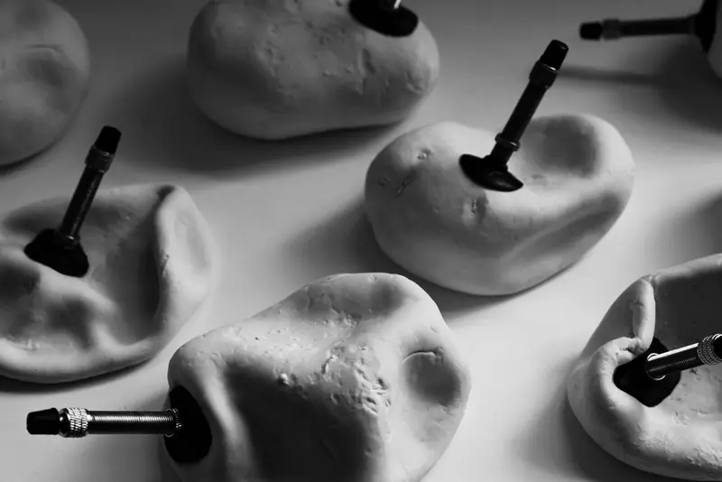 Zusammengesunkene graue Bälle mit Fahrradventilen