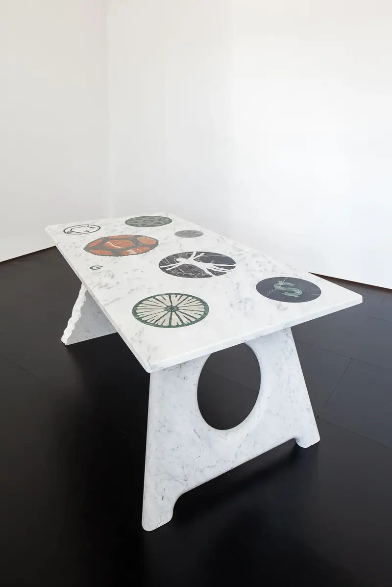 Ausstellungsansicht "Friends + Design", "Youhutseymatic Table" von Richard Hutten, Jerszy Seymour, Michael Young