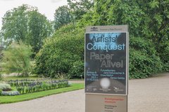 [Translate to English:] Ausstellungsansicht Artists' Conquest, Schloss und Park Pillnitz