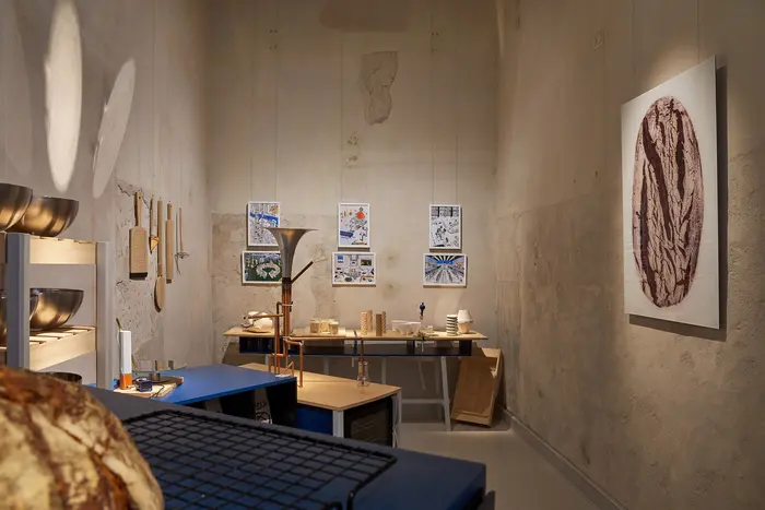 Ausstellungsansicht eines Raumes mit verschiedenen Werken und Bildern