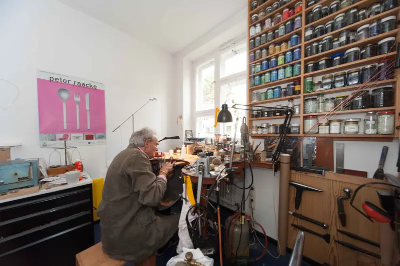 Peter Raacke in seiner Werkstatt, 2012