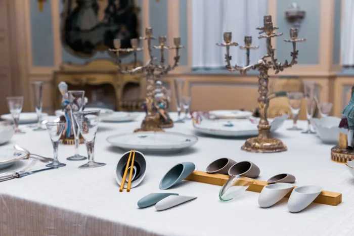 Gedeckte Tafel mit runden Keramikwerken 