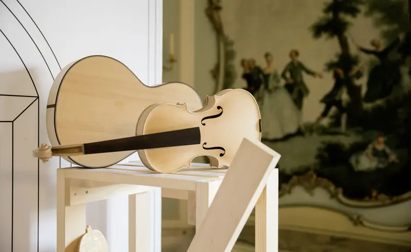 ein Foto mit einer Geige auf einem Holzgerüst