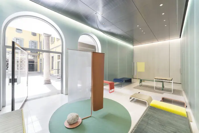 Raumansicht mit buntem Mobiliar 