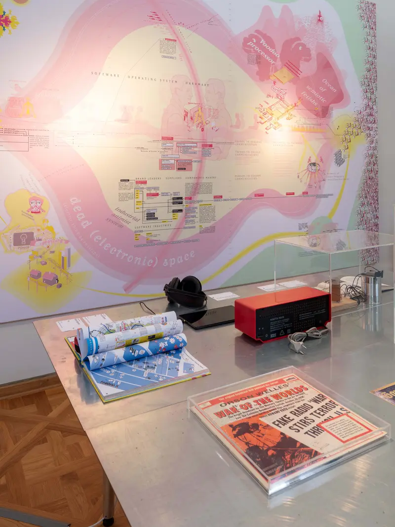 Ausstellungsansicht eines Präsentationstisches und einer Informationsgrafik 