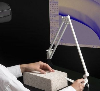 Mensch mit VR-Brille steht vor Bildschirm mit Schneidegerät