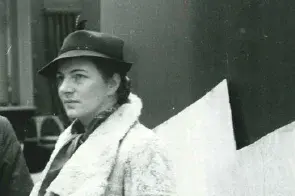 Schwarz-weiß Foto einer Frau