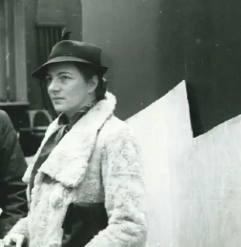 Schwarz-weiß Foto einer Frau