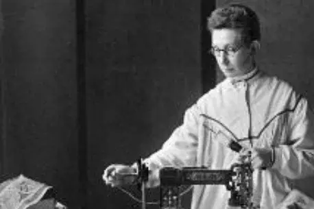 Schwarz-Weiß-Foto einer Frau beim Nähen