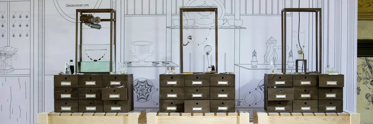 braune Holzkästen auf Holzgerüsten