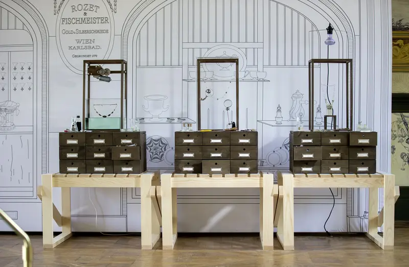 braune Holzkästen auf Holzgerüsten