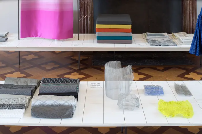 Verschiedene Textilien auf Tischen