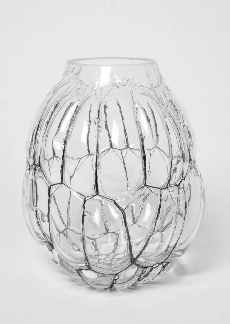 Gläserne Vase mit runden Mustern