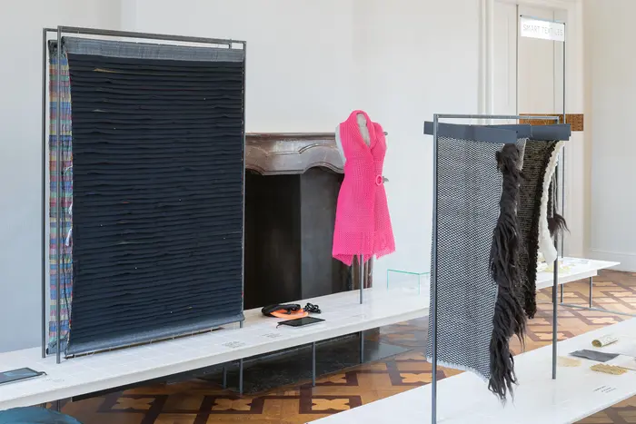 Aufgehangene Stoffe und eine Kleiderbüste mit Kleid