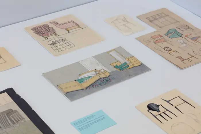 Foto eines Schaukasten gefüllt mit Skizzen und Informationskästen