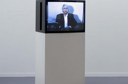 Jimmie Durham, Songs of My Childhood, Part One: Songs to Get Rid Of, Part Two: Songs to Keep, 2014 zwei TV-Geräte auf einem Sockel