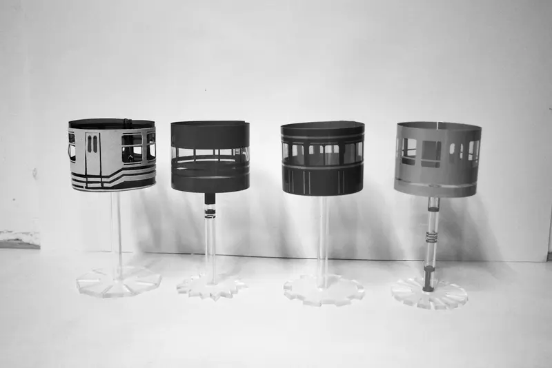 Weingläser mit Bildern von Fenstern bedruckt