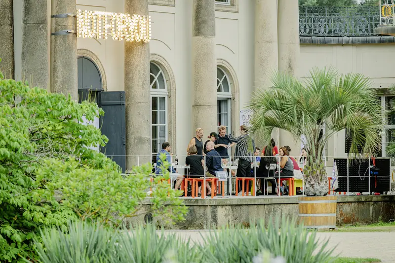 Blick auf ein Gebäude mit Pflanzen