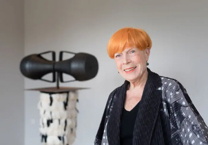 Linde Burkhardt vor einer Keramik