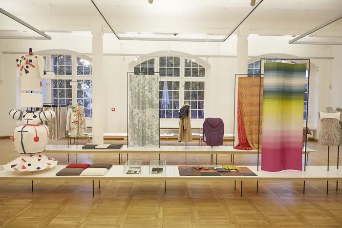 Raum mit Stoffen und Kleidung