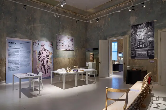 Ausstellungsansicht mit Präsentationstischen und Informationstexten 