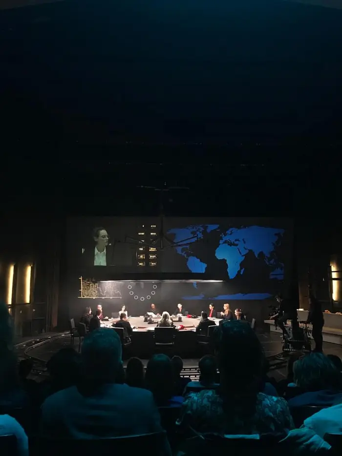 Foto einer Konferenz an einem runden Tisch