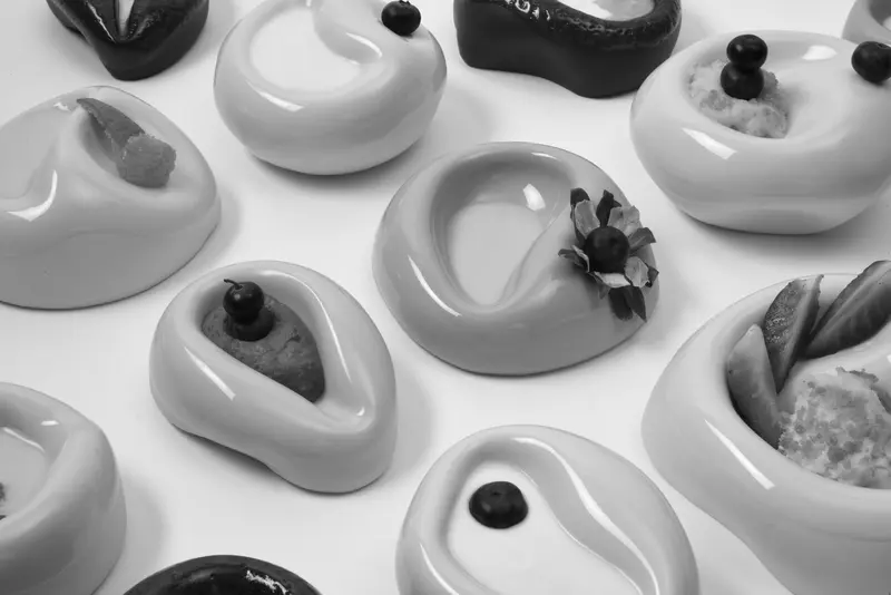 Schwarz-Weiß-Fotografie geschwungener Schüsseln